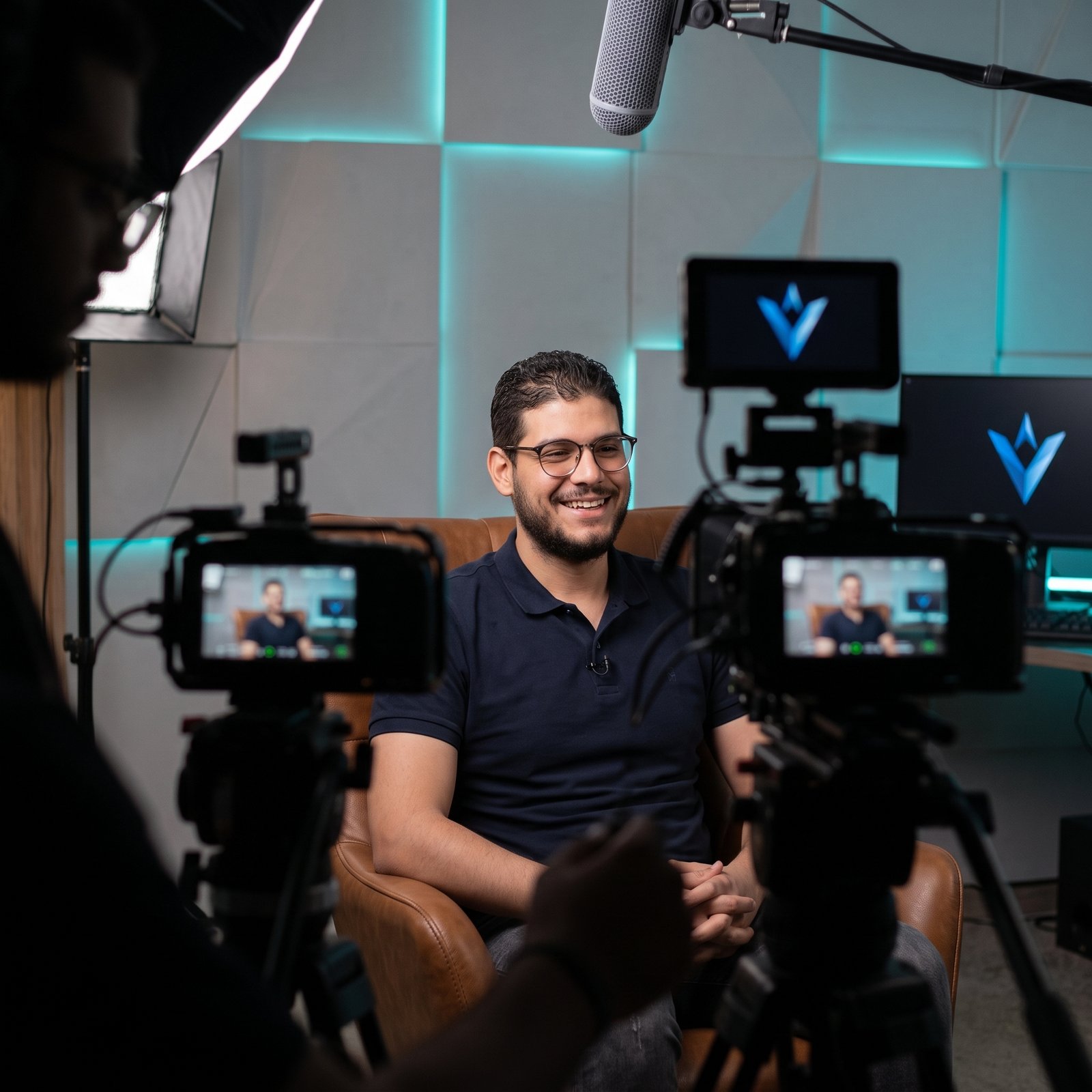 تصوير متعدد الكاميرات لضيف داخل استوديو Converge بإضاءة سينمائية